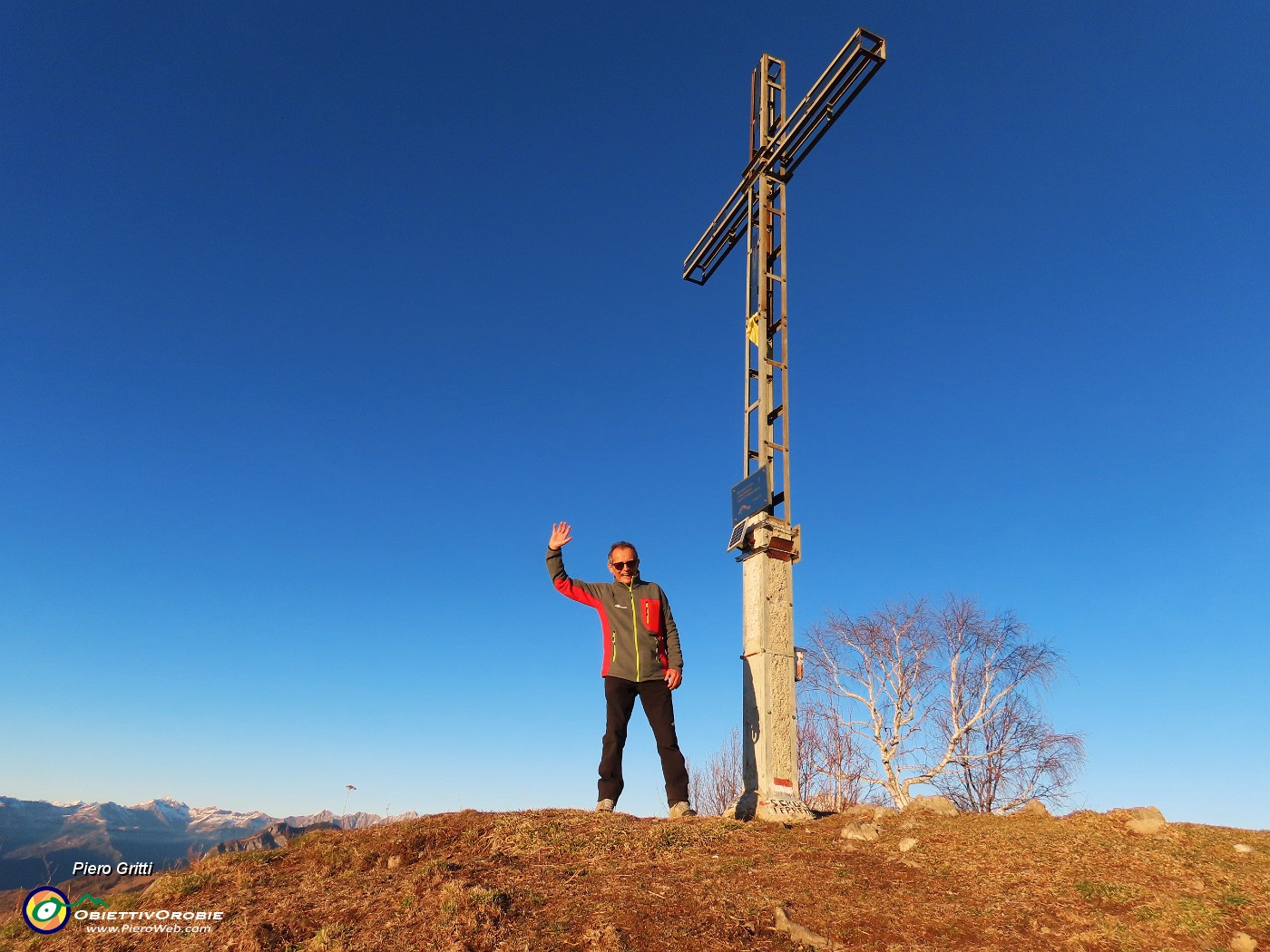 01 Alla croce del Monte Gioco (1366 m).JPG